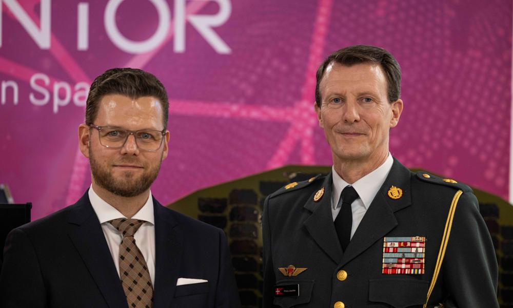 Karl Kaas (tv.) og Space Inventor havde fint besøg, da den nye satellitfabrik blev indviet. Karl Kaas (tv.) og Space Inventor havde fint besøg, da den nye satellitfabrik blev indviet.