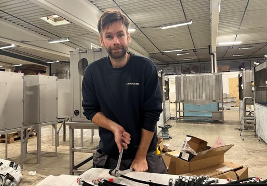 Kjetil Aanestad i arbeid i montasjeavdelingen. Kjetil Aanestad i arbeid i montasjeavdelingen.