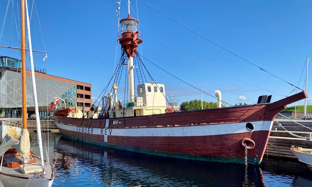 Efter et år på værft i Hvide Sande bugseres det historiske FYRSKIB Nr. XVII ”GEDSER REV nu hjem til Historisk Havn i Helsingør. 22. januar 2025 Efter et år på værft i Hvide Sande bugseres det historiske FYRSKIB Nr. XVII ”GEDSER REV nu hjem til Historisk Havn i Helsingør. 22. januar 2025