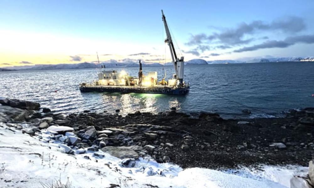 Melkøya: Et av Sjøentreprenørens fartøy i aksjon ved Melkøya. Melkøya: Et av Sjøentreprenørens fartøy i aksjon ved Melkøya.