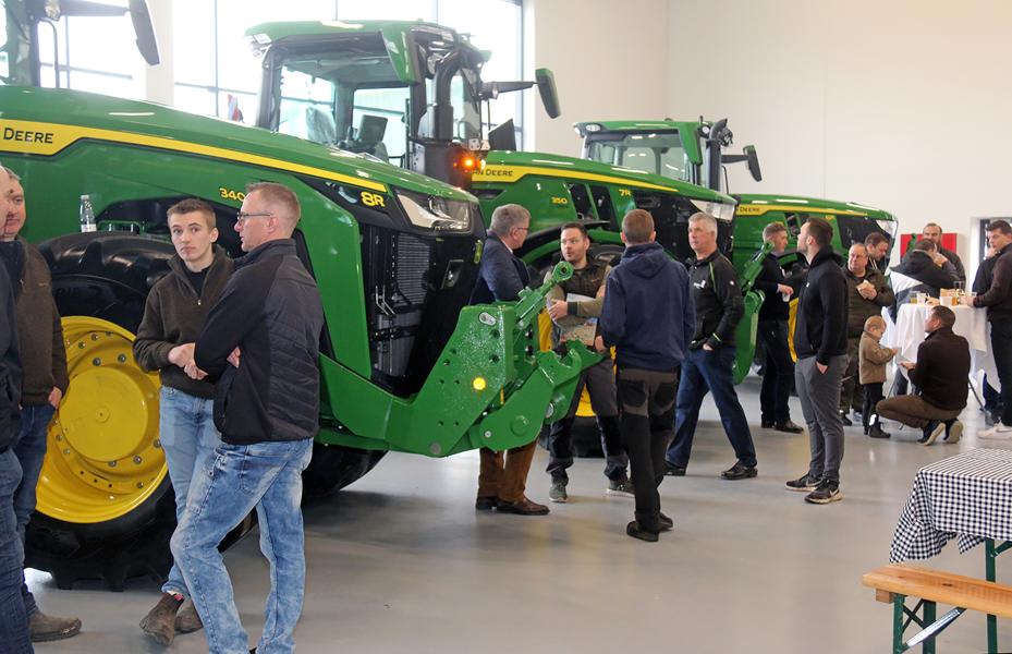 Semler Agro liner blandt andet store, grønne John Deere-maskiner op til Åben Maskinvej. Semler Agro liner blandt andet store, grønne John Deere-maskiner op til Åben Maskinvej.