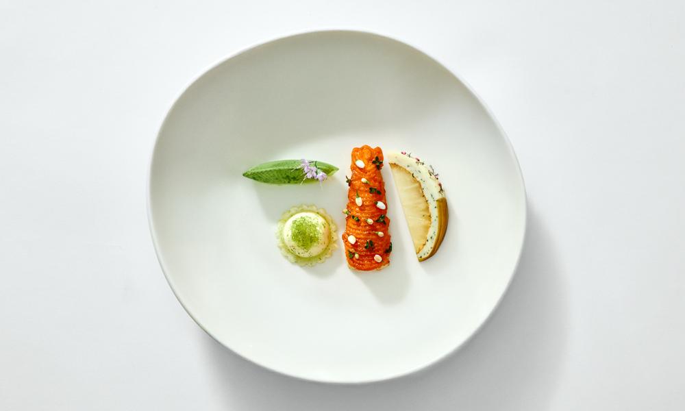 Här är tallriken med hummerglacerad havsgös på Bocuse d’Or 2025. Här är tallriken med hummerglacerad havsgös på Bocuse d’Or 2025.