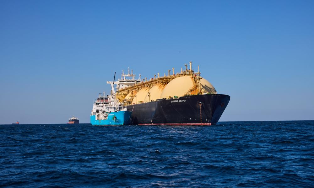 Monjasas første skib-til-skib-overførsel af LNG i weekenden 25./26. januar 2025 mellem rederiets to chartrede LNG-fartøjer - 136.000 kubikmeters lagerenheden 'Shandong Juniper' og bunkerskibet 'Green Zeebrugge' med kapacitet til 5.500 kubikmeter LNG. Monjasas første skib-til-skib-overførsel af LNG i weekenden 25./26. januar 2025 mellem rederiets to chartrede LNG-fartøjer - 136.000 kubikmeters lagerenheden 'Shandong Juniper' og bunkerskibet 'Green Zeebrugge' med kapacitet til 5.500 kubikmeter LNG.