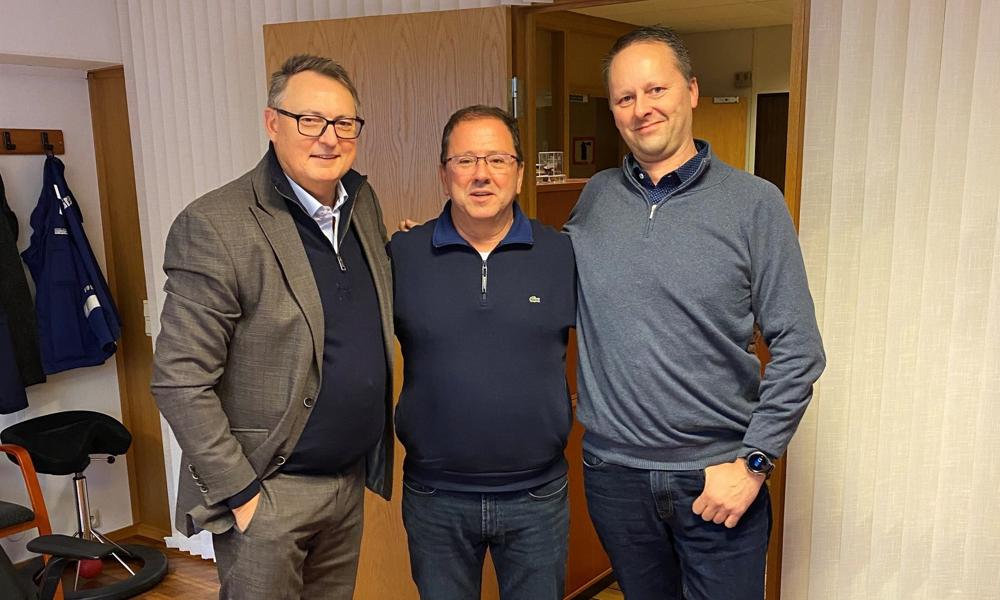 Signering: Fra Signeringen av den første kontrakten tilbake i 2022. Fra venstre Richard Gjerde - Marin Teknikk, Fernando Cecar Dos Santos - Oceanica, Karl Johan Barstad - Green Yard Kleven. Signering: Fra Signeringen av den første kontrakten tilbake i 2022. Fra venstre Richard Gjerde - Marin Teknikk, Fernando Cecar Dos Santos - Oceanica, Karl Johan Barstad - Green Yard Kleven.