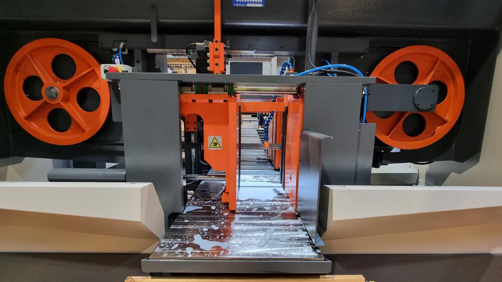 IsTech Power 440 en båndsagmaskin utviklet for kontinuerlig drift i krevende materialer. Sagen har en kapasitet på Ø 440 mm, en 7,5 kW båndmotor og veier nærmere 6000 kg. IsTech Power 440 en båndsagmaskin utviklet for kontinuerlig drift i krevende materialer. Sagen har en kapasitet på Ø 440 mm, en 7,5 kW båndmotor og veier nærmere 6000 kg.