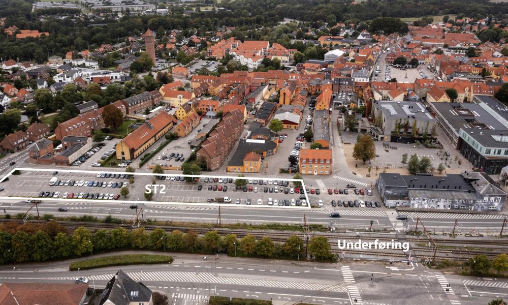 I den nye aftale indgår denne del af Køges Stationsområde - Etape ST2 - og lige ved siden af skal den kommende underføring under jernbanen anlægges. I den nye aftale indgår denne del af Køges Stationsområde - Etape ST2 - og lige ved siden af skal den kommende underføring under jernbanen anlægges.