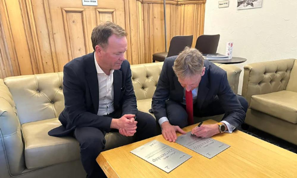 Samarbeid: Hydros konsernsjef Eivind Kallevik (til venstre) og Rio Tinto-sjef Jakob Stausholm, signerer samarbeidsavtalen. Samarbeid: Hydros konsernsjef Eivind Kallevik (til venstre) og Rio Tinto-sjef Jakob Stausholm, signerer samarbeidsavtalen.