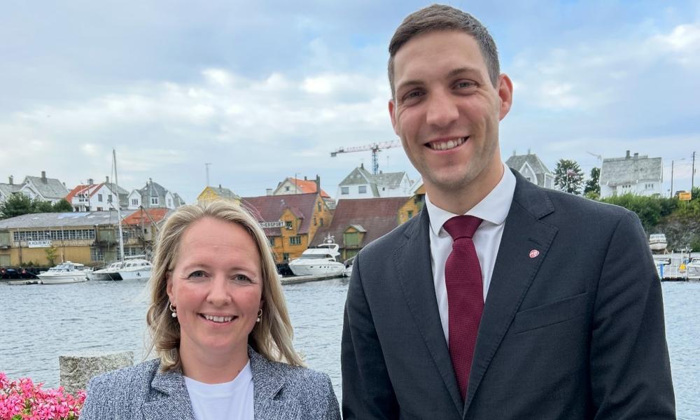 Ledende: - VI er stolte over at Norge er ledende innen grønne løsninger for skipsfarten, sier Ada Jakobsen i Maritime CleanTech og klima- og miljøminister Andreas Bjelland Eriksen. Ledende: - VI er stolte over at Norge er ledende innen grønne løsninger for skipsfarten, sier Ada Jakobsen i Maritime CleanTech og klima- og miljøminister Andreas Bjelland Eriksen.