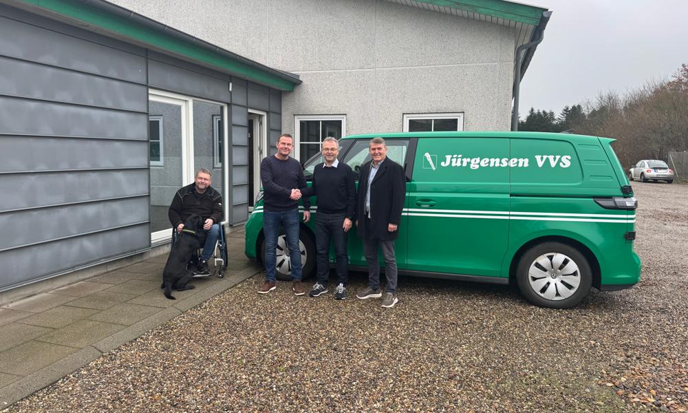 Jürgensen VVS ApS bliver en del af InstallatørgGruppen. Fra venstre: Hunden Skipper, Lars Jürgensen (Jürgensen VVS), Bo Jürgensen (Jürgensen VVS), Jesper Lynge (Installatørgruppen) og Lars Nielsen (Ib Andersen VVS). Jürgensen VVS ApS bliver en del af InstallatørgGruppen. Fra venstre: Hunden Skipper, Lars Jürgensen (Jürgensen VVS), Bo Jürgensen (Jürgensen VVS), Jesper Lynge (Installatørgruppen) og Lars Nielsen (Ib Andersen VVS).