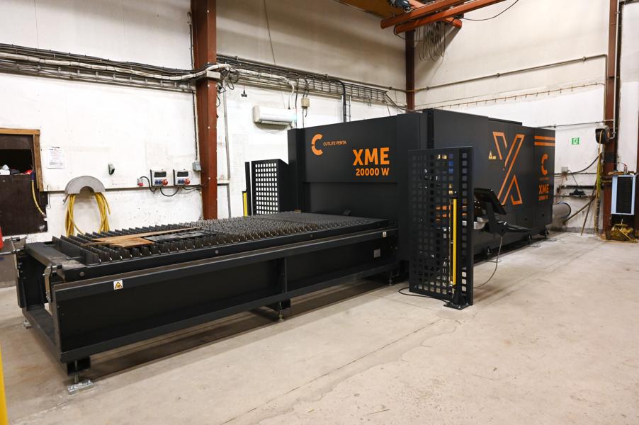 Maskinen som nå er installert er en Cutlite Penta XME laserskjæremaskin med en 20 kW fiberlaserkilde og et arbeidsområde på 1,5 x 3 meter. Maskinen som nå er installert er en Cutlite Penta XME laserskjæremaskin med en 20 kW fiberlaserkilde og et arbeidsområde på 1,5 x 3 meter.