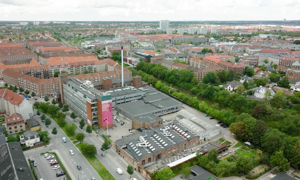 Den nye skole bygges på et mindre område af skolens nuværende areal, mens Pensiondanmark vil forvandle det resterende areal til familie-, ungdoms- og studieboliger og et gastronomisk campusmiljø. Den nye skole bygges på et mindre område af skolens nuværende areal, mens Pensiondanmark vil forvandle det resterende areal til familie-, ungdoms- og studieboliger og et gastronomisk campusmiljø.