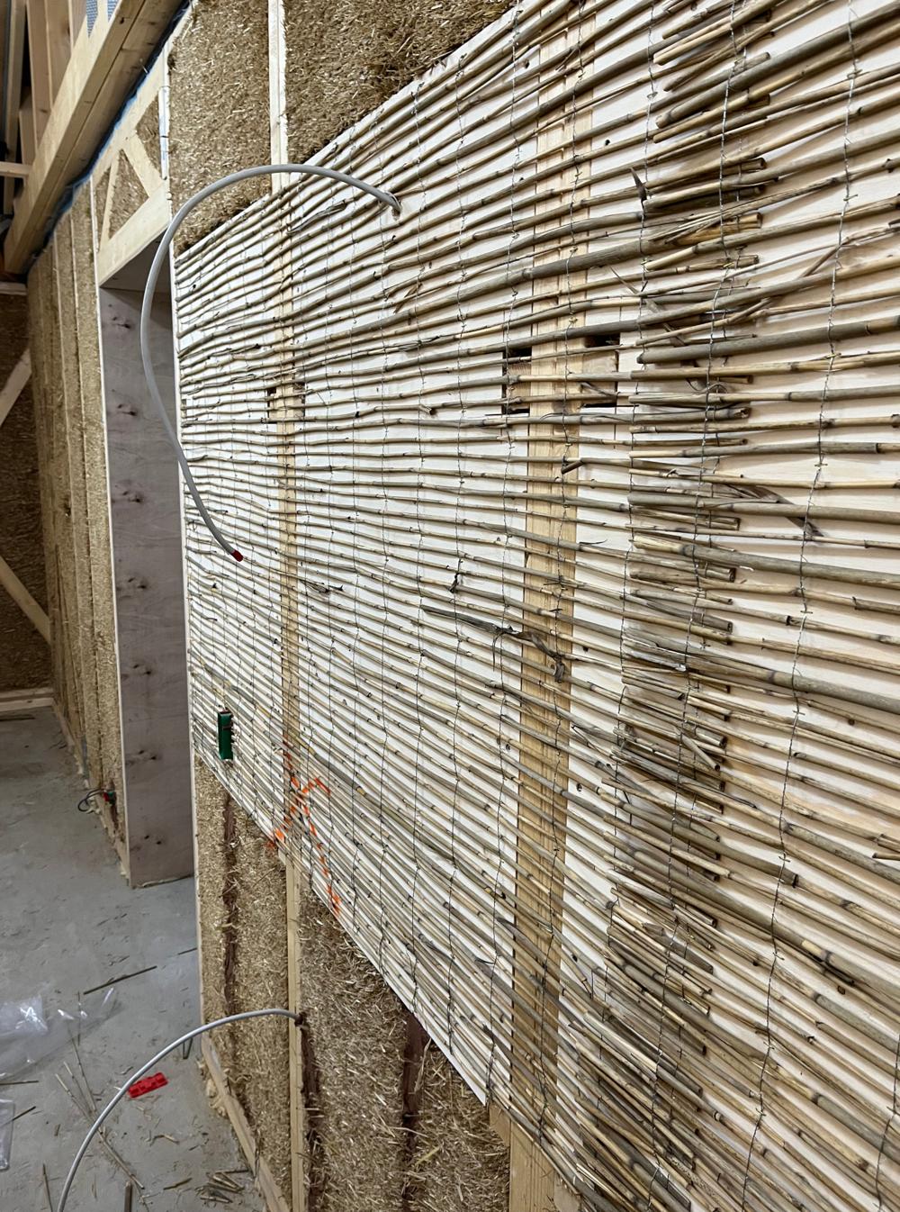 Byggeriet har konkret afprøvet materialer som halm, hamp, ler og kalk, som har ført til værdifuld erfaring, viden og dokumentation. Byggeriet har konkret afprøvet materialer som halm, hamp, ler og kalk, som har ført til værdifuld erfaring, viden og dokumentation.
