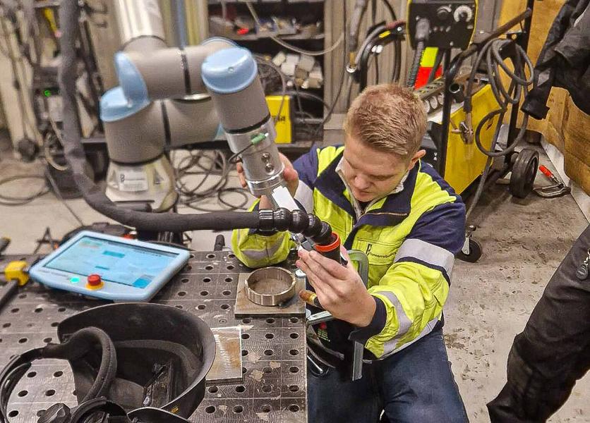 Her læres en robot opp. Deretter repeterer den, og utfører en 100 prosent perfekt sveis gang på gang. Her læres en robot opp. Deretter repeterer den, og utfører en 100 prosent perfekt sveis gang på gang.
