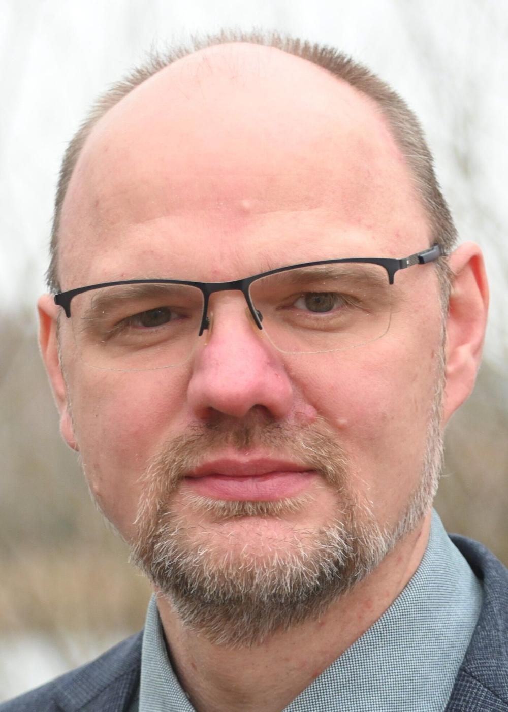 Søren Sand Kirk mener, at der skal være hårde straffe for at begå arbejdskriminalitet. Søren Sand Kirk mener, at der skal være hårde straffe for at begå arbejdskriminalitet.