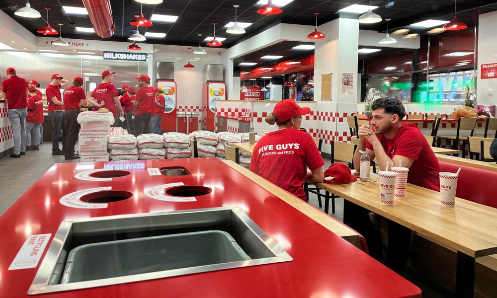 Personalen på Five Guys vid Sergels torg förbereder sig för öppningen. Personalen på Five Guys vid Sergels torg förbereder sig för öppningen.