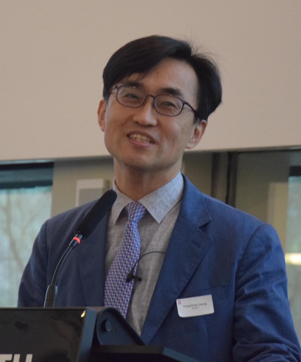 Yong Hoon Jeong: Skab en asiatisk licensordning. Yong Hoon Jeong: Skab en asiatisk licensordning.