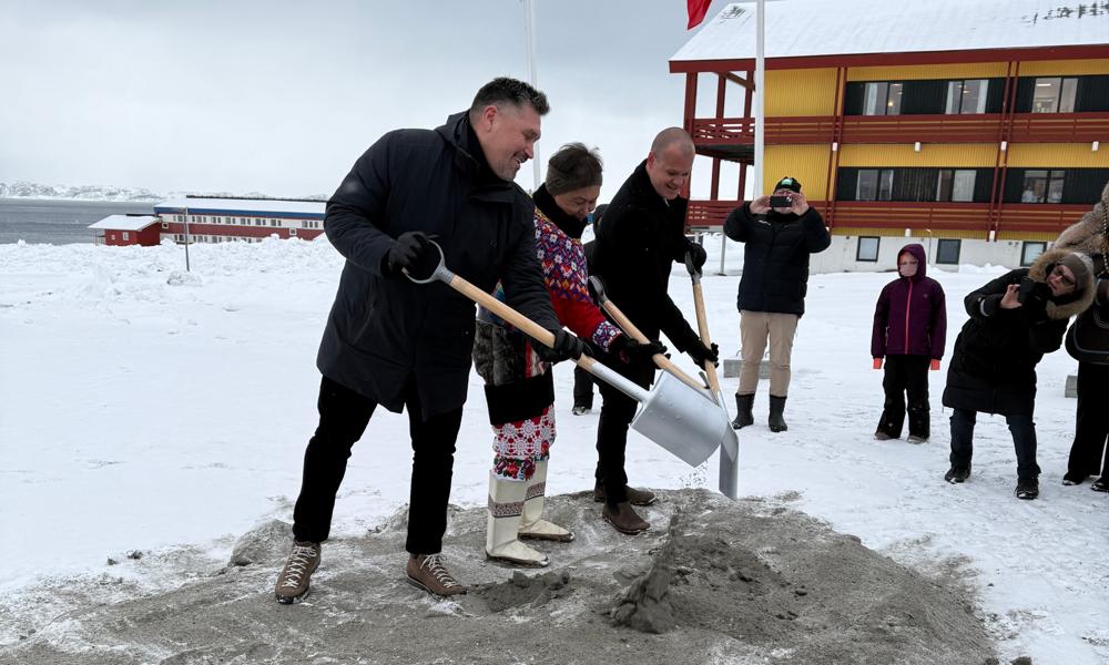 Lørdag den 1. februar blev første spadestik taget på projektet. Fra venstre ses naalakkersuisoq for boliger og infrastruktur Hans Peter Poulsen, naalakkersuisoq for sundhed Agathe Fontain samt adm. direktør for Permagreen Grønland A/S Jeppe Steffensen. Lørdag den 1. februar blev første spadestik taget på projektet. Fra venstre ses naalakkersuisoq for boliger og infrastruktur Hans Peter Poulsen, naalakkersuisoq for sundhed Agathe Fontain samt adm. direktør for Permagreen Grønland A/S Jeppe Steffensen.