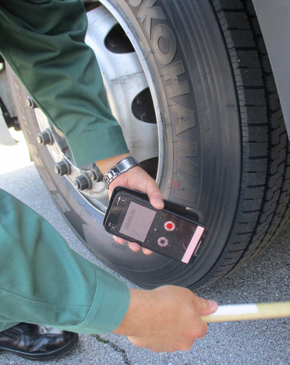 Med en app ska man spela in ljudet. En AI-algoritm kan sedan avgöra om lufttrycket är ok. Med en app ska man spela in ljudet. En AI-algoritm kan sedan avgöra om lufttrycket är ok.