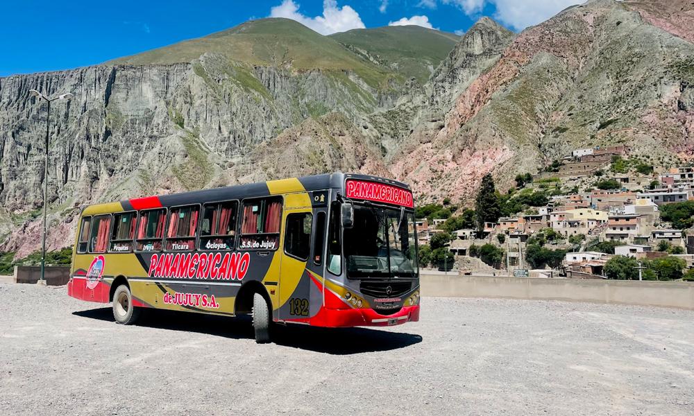Buss mellan Hamahuaco och Iruya. Svindlande väg på 4000 meters höjd. Grusväg, stenar, korsar flera floder, bussen klarar allt. Här är busshållplatsen i Iruya, norra Argentina. Buss mellan Hamahuaco och Iruya. Svindlande väg på 4000 meters höjd. Grusväg, stenar, korsar flera floder, bussen klarar allt. Här är busshållplatsen i Iruya, norra Argentina.