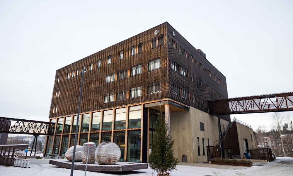 Laboratoriebygningen med navnet Smaragd hos NTNU - Norges teknisk-naturvitenskapelige universitet – er én af de to bygninger, som har fået sin egen digitale tvilling som led i projektet DigiLab. Laboratoriebygningen med navnet Smaragd hos NTNU - Norges teknisk-naturvitenskapelige universitet – er én af de to bygninger, som har fået sin egen digitale tvilling som led i projektet DigiLab.