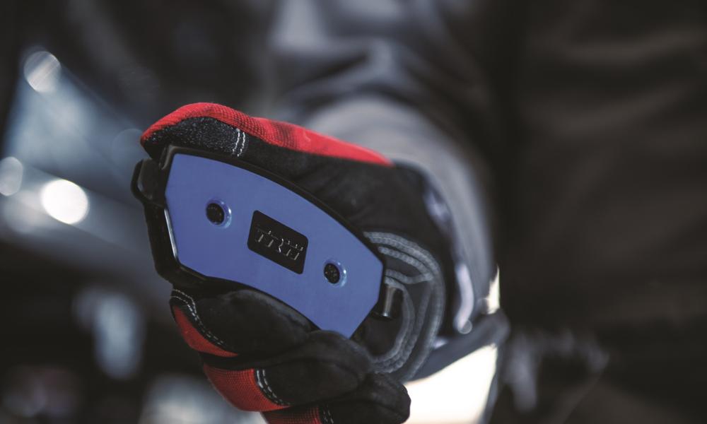 Electric Blue bromsbelägg kännetecknas av en markant minskning av damm, buller och vibrationer som uppstår vid bromsning. Electric Blue bromsbelägg kännetecknas av en markant minskning av damm, buller och vibrationer som uppstår vid bromsning.