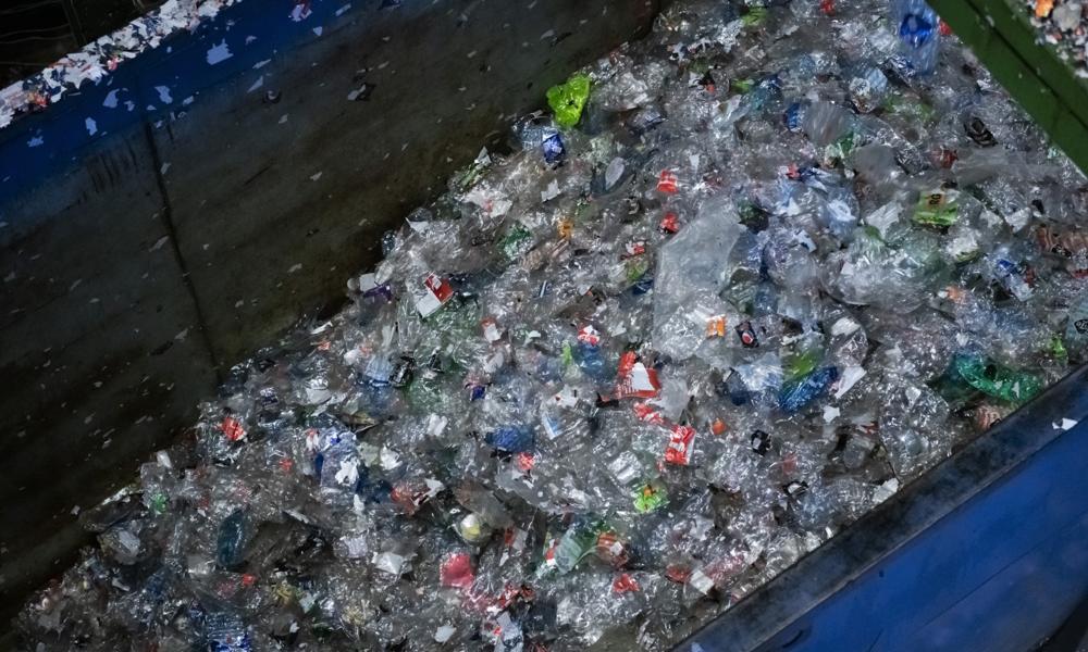 Sorteres: Her blir plastflasker sortert på Infinitums anlegg på Heia. Nå skal man finne ut den beste miksen av plast i flaskene Sorteres: Her blir plastflasker sortert på Infinitums anlegg på Heia. Nå skal man finne ut den beste miksen av plast i flaskene