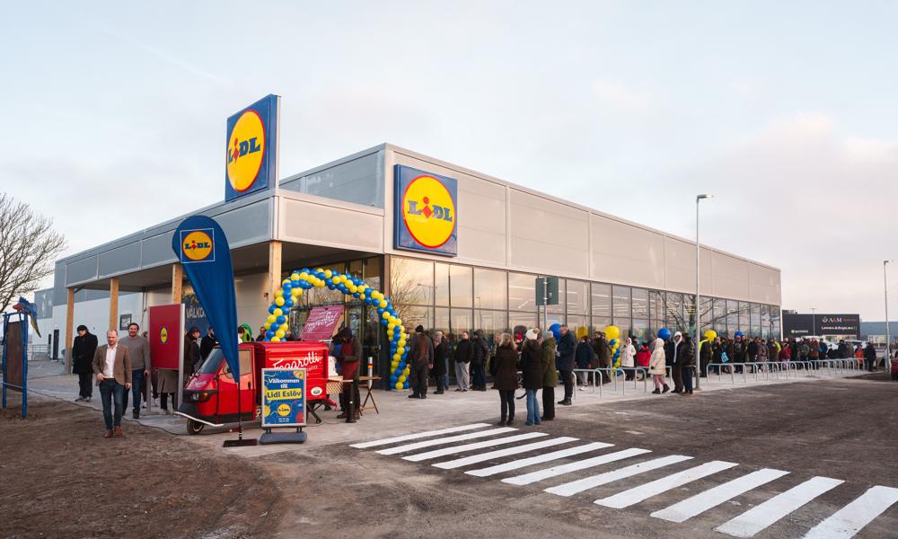 Det saknades inte kunder under öppningen. Det saknades inte kunder under öppningen.