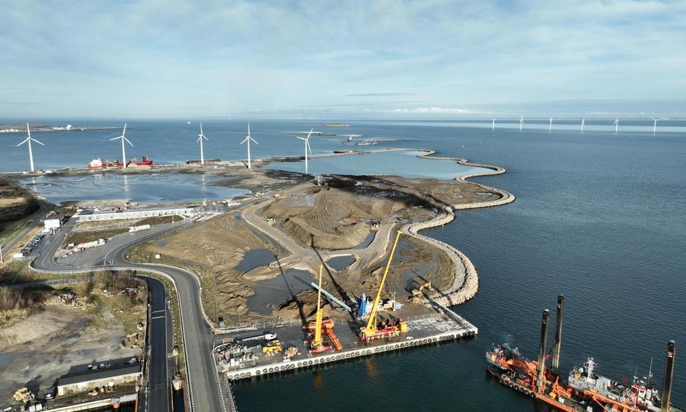 På vej ud til Lynetteholms jordmodtageanlæg benytter lastbilerne med overskudsjord fra byggepladser i København og omegn klapbroen ud for Margretheholms Havn. På vej ud til Lynetteholms jordmodtageanlæg benytter lastbilerne med overskudsjord fra byggepladser i København og omegn klapbroen ud for Margretheholms Havn.