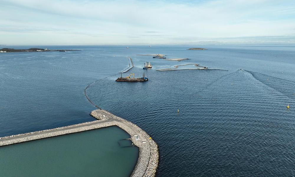 Stendæmningen langs Trekroner Fortet, som bliver Lynetteholms vestlige kant mod København og Inderhavnen, er i gang med at blive anlagt. Stendæmningen langs Trekroner Fortet, som bliver Lynetteholms vestlige kant mod København og Inderhavnen, er i gang med at blive anlagt.
