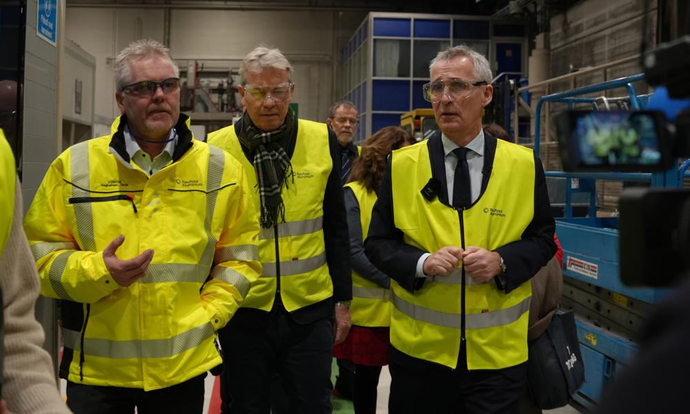 Finansminister Jens Stoltenberg kaller Trumps tollpolitikk for alvorlig for Norge. I forrige uke besøkte han Raufoss Aluminium. Finansminister Jens Stoltenberg kaller Trumps tollpolitikk for alvorlig for Norge. I forrige uke besøkte han Raufoss Aluminium.
