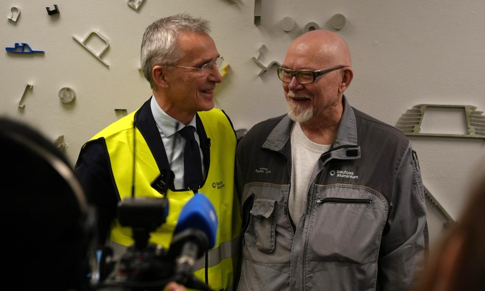 Møtte klubbleder: Finansminister Jens Stoltenberg møtte klubbleder Lars Bjerke under besøket hos Raufoss Aluminium. Møtte klubbleder: Finansminister Jens Stoltenberg møtte klubbleder Lars Bjerke under besøket hos Raufoss Aluminium.