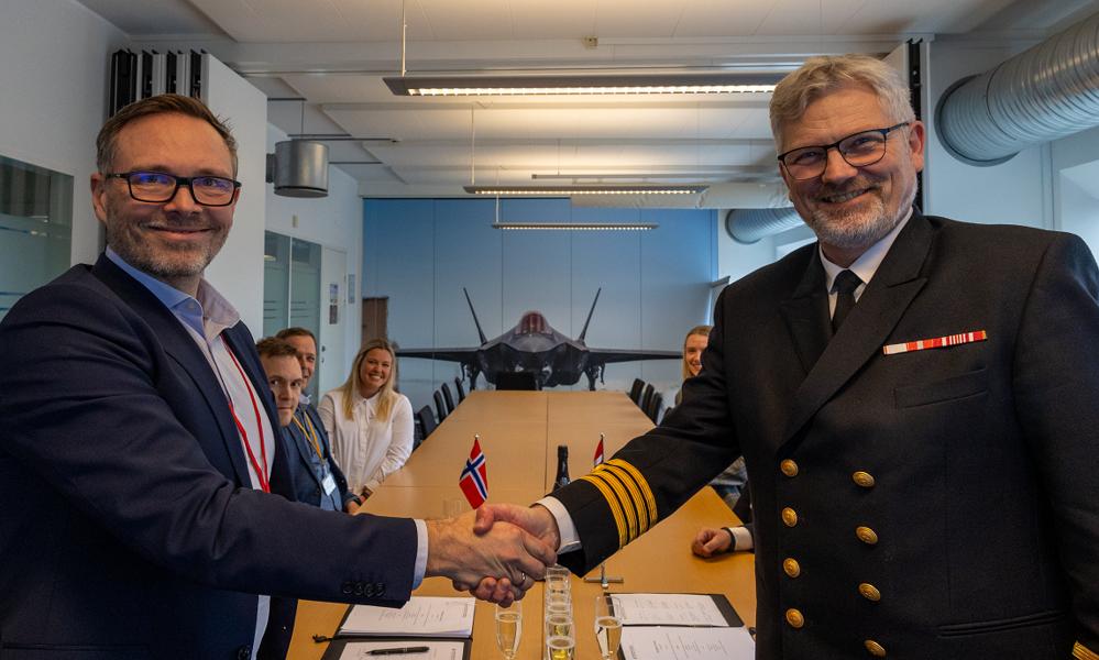 Direktør for Maritime Partner, Torsten Heggstad og kommandør Steen Balslev, chef for FMI's maritime division, underskrev kontrakten på de nye redningsfartøjer til Kystredningstjenesten. Direktør for Maritime Partner, Torsten Heggstad og kommandør Steen Balslev, chef for FMI's maritime division, underskrev kontrakten på de nye redningsfartøjer til Kystredningstjenesten.