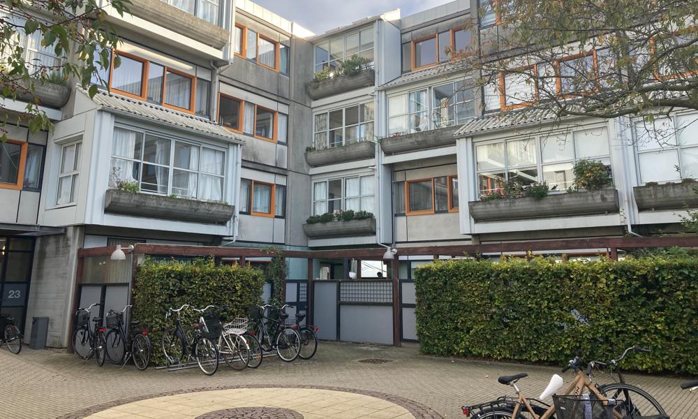 Lavhusene i Brøndby Strand er sammen med højhusene tegnet af arkitekten Svend Høgsbro. Lavhusene i Brøndby Strand er sammen med højhusene tegnet af arkitekten Svend Høgsbro.