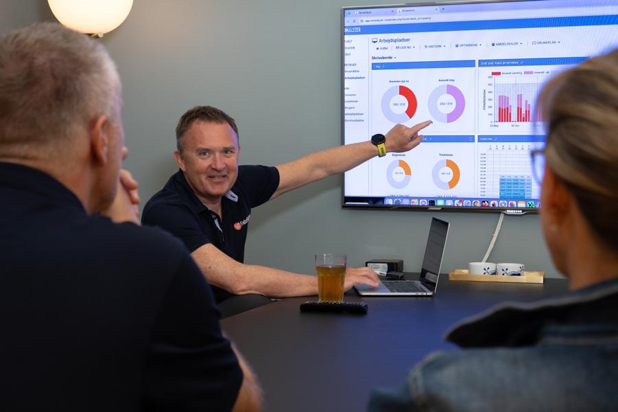 Jon Wichmann fra IoT Fabrikken underviser kunderne i at bruge data til space management (arealoptimering). Jon Wichmann fra IoT Fabrikken underviser kunderne i at bruge data til space management (arealoptimering).