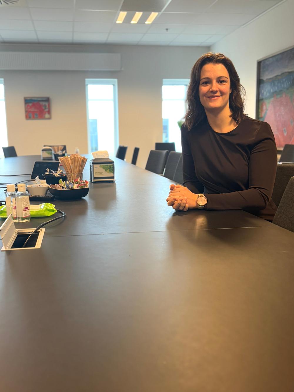 Betina Christensen ved et mødebord med mange pladser. En del af Varde Kommunes projekt går netop ud på at omlægge til flere og mindre møderum. Betina Christensen ved et mødebord med mange pladser. En del af Varde Kommunes projekt går netop ud på at omlægge til flere og mindre møderum.
