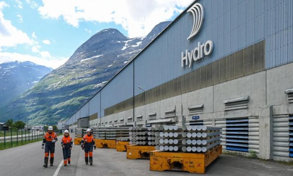 Spent: Også ved aluminiumsverket Hydro Sunndal er man spent på hva som skjer etter Trumps varsel om toll på EU-varer. Spent: Også ved aluminiumsverket Hydro Sunndal er man spent på hva som skjer etter Trumps varsel om toll på EU-varer.