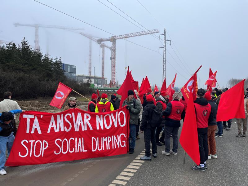 Novo Nordisks byggeplads i Kalundborg blev tidligere i år en blevet kampplads i en faglig kamp, hvor 150 håndværkere demonstrerede mod social dumping på det storstilede milliardprojekt. Novo Nordisks byggeplads i Kalundborg blev tidligere i år en blevet kampplads i en faglig kamp, hvor 150 håndværkere demonstrerede mod social dumping på det storstilede milliardprojekt.