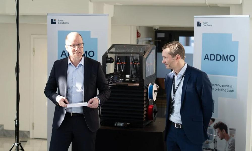 Åpnet: Aker Solutions' adm. dir. Kjetil Digre (t.v.) og Paal Eikeseth, konserndirektør og leder for Aker Solutions sitt livssyklussegmentunder åpningen av det nye senteret: Åpnet: Aker Solutions' adm. dir. Kjetil Digre (t.v.) og Paal Eikeseth, konserndirektør og leder for Aker Solutions sitt livssyklussegmentunder åpningen av det nye senteret: