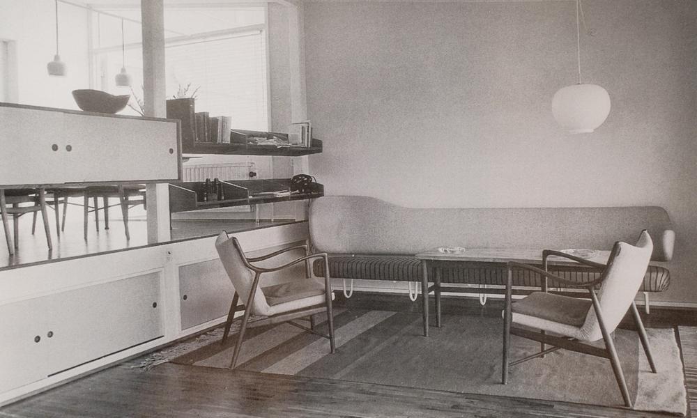 Villa Aubertin er opført i 1952 og ligger i Nakskov. I opholdsstuen ses Vægsofaen sammen med to 45-stole og specialdesignede hængereoler mod spisestuen. Villa Aubertin er opført i 1952 og ligger i Nakskov. I opholdsstuen ses Vægsofaen sammen med to 45-stole og specialdesignede hængereoler mod spisestuen.