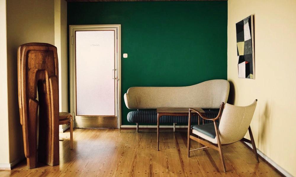 I 1952 blev Finn Juhl hyret af Nordenfjeldske Kunstindustrimuseum (NKM) i Trondheim til at designe en møbelinstallation - et rum, der skulle repræsentere den nye, moderne æstetik. I 1952 blev Finn Juhl hyret af Nordenfjeldske Kunstindustrimuseum (NKM) i Trondheim til at designe en møbelinstallation - et rum, der skulle repræsentere den nye, moderne æstetik.