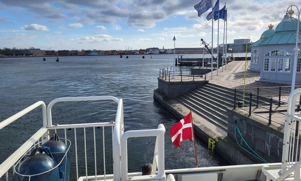 El Portus lagde sikkert til kaj på trods af det blæsende vejr. El Portus lagde sikkert til kaj på trods af det blæsende vejr.
