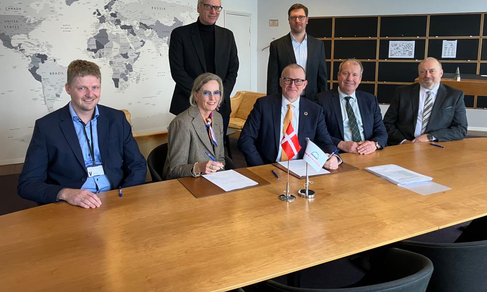 Underskrifter forsegler samarbejdet mellem Man Energy Solutions og DS Flexhal. Forrest fra DS Flexhal: Morten Kragelund, projektdirektør og Anette Storm, adm. direktør. Og fra Man Energy Solutions: Bjarne Foldager, Senior Vice President, Tommy Andreasen, finansdirektør, og Jan Carlsen, Senior Manager, Head of Indirect Procurement. Bagest fra venstre: Karsten Thiesen, Head of Property Management og Sebastian Moll, Senior Project Manager – begge fra Man Energy Solutions. Underskrifter forsegler samarbejdet mellem Man Energy Solutions og DS Flexhal. Forrest fra DS Flexhal: Morten Kragelund, projektdirektør og Anette Storm, adm. direktør. Og fra Man Energy Solutions: Bjarne Foldager, Senior Vice President, Tommy Andreasen, finansdirektør, og Jan Carlsen, Senior Manager, Head of Indirect Procurement. Bagest fra venstre: Karsten Thiesen, Head of Property Management og Sebastian Moll, Senior Project Manager – begge fra Man Energy Solutions.