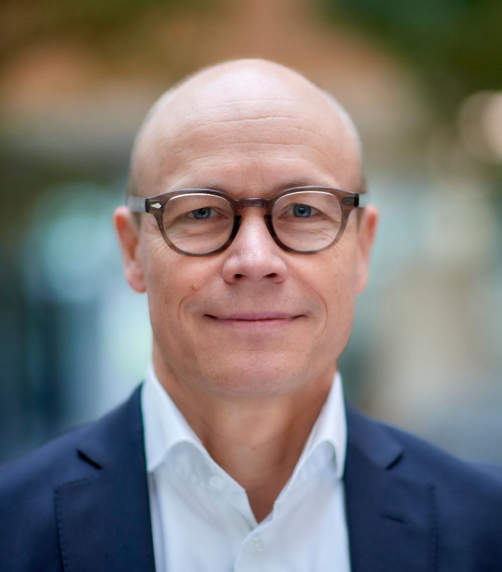 - Samtalerne, vi har haft med Alexander & Blake-teamet de seneste måneder, har bekræftet for os deres fremragende kompetencer og hvordan de vil tilføre værdi til Lauritzen Bulkers' globale skibsfartstjenester fra dag ét, siger Rasmus Francis Jensen, vicepræsident for chartering og Lauritzen Bulkers Parcel-Service. - Samtalerne, vi har haft med Alexander & Blake-teamet de seneste måneder, har bekræftet for os deres fremragende kompetencer og hvordan de vil tilføre værdi til Lauritzen Bulkers' globale skibsfartstjenester fra dag ét, siger Rasmus Francis Jensen, vicepræsident for chartering og Lauritzen Bulkers Parcel-Service.