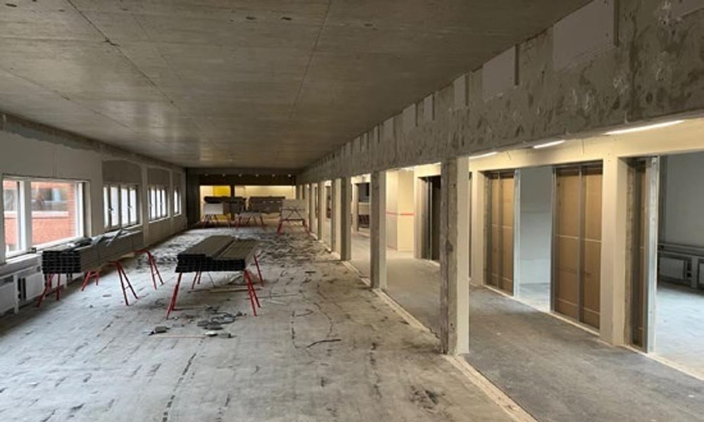 Både mursten, lysarmaturer, installationskanaler og akustiklofter skal genbruges i renoveringen. Både mursten, lysarmaturer, installationskanaler og akustiklofter skal genbruges i renoveringen.