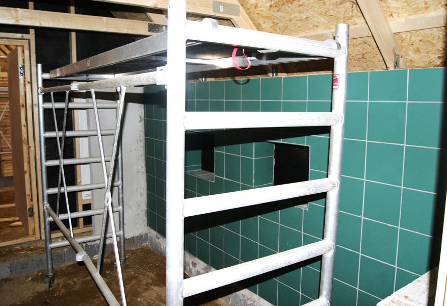 En lille flisevæg et blevet bygget i huset som en del af kurset. En lille flisevæg et blevet bygget i huset som en del af kurset.