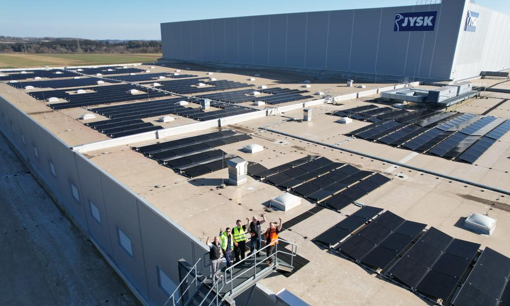 Boligkæden Jysk har installeret solceller på tagene af seks af sine distributionscentre. Boligkæden Jysk har installeret solceller på tagene af seks af sine distributionscentre.