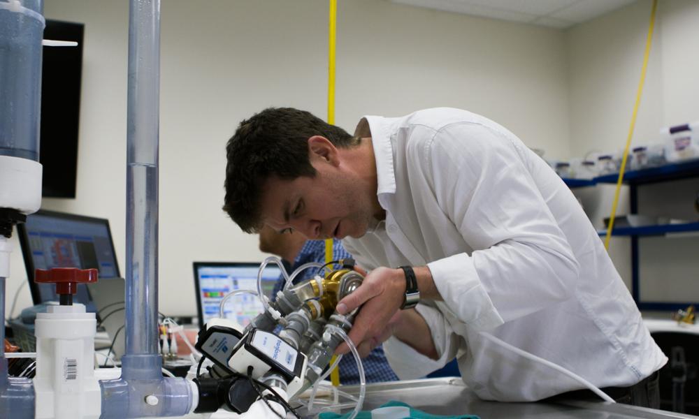 Fem patienter har fått implantatet i USA. Nu har också en australisk man fått det artificiella hjärtat implanterat. Fem patienter har fått implantatet i USA. Nu har också en australisk man fått det artificiella hjärtat implanterat.