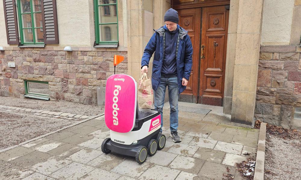 Kunderna kan beställa mat eller andra varor via Foodora-appen och få dem levererade av en robot inom några minuter. Kunderna kan beställa mat eller andra varor via Foodora-appen och få dem levererade av en robot inom några minuter.