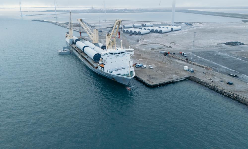 Thyborøn har - som flere andre havne - store ambitioner, hvad angår offshore vindmøllerparker. Thyborøn har - som flere andre havne - store ambitioner, hvad angår offshore vindmøllerparker.