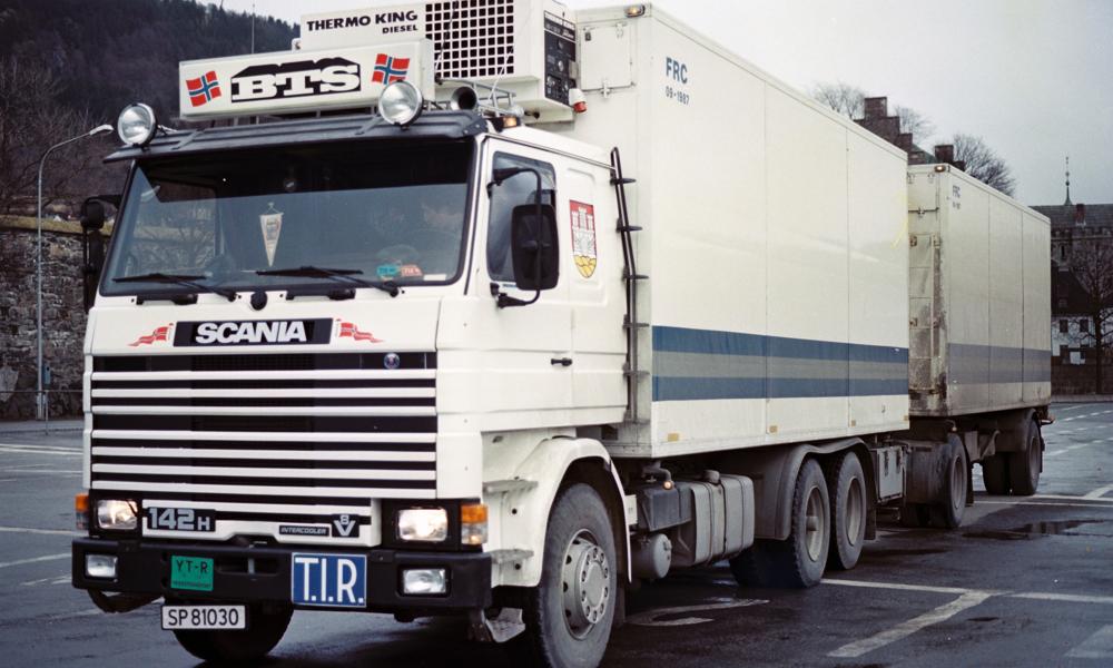 To vogntog kjørte utfor stupet ved Vøringfoss i 1987. Begge sjåførene hoppet ut i siste sekund. John Roald Hjellestad kjørte først i sin Scania 142. To vogntog kjørte utfor stupet ved Vøringfoss i 1987. Begge sjåførene hoppet ut i siste sekund. John Roald Hjellestad kjørte først i sin Scania 142.